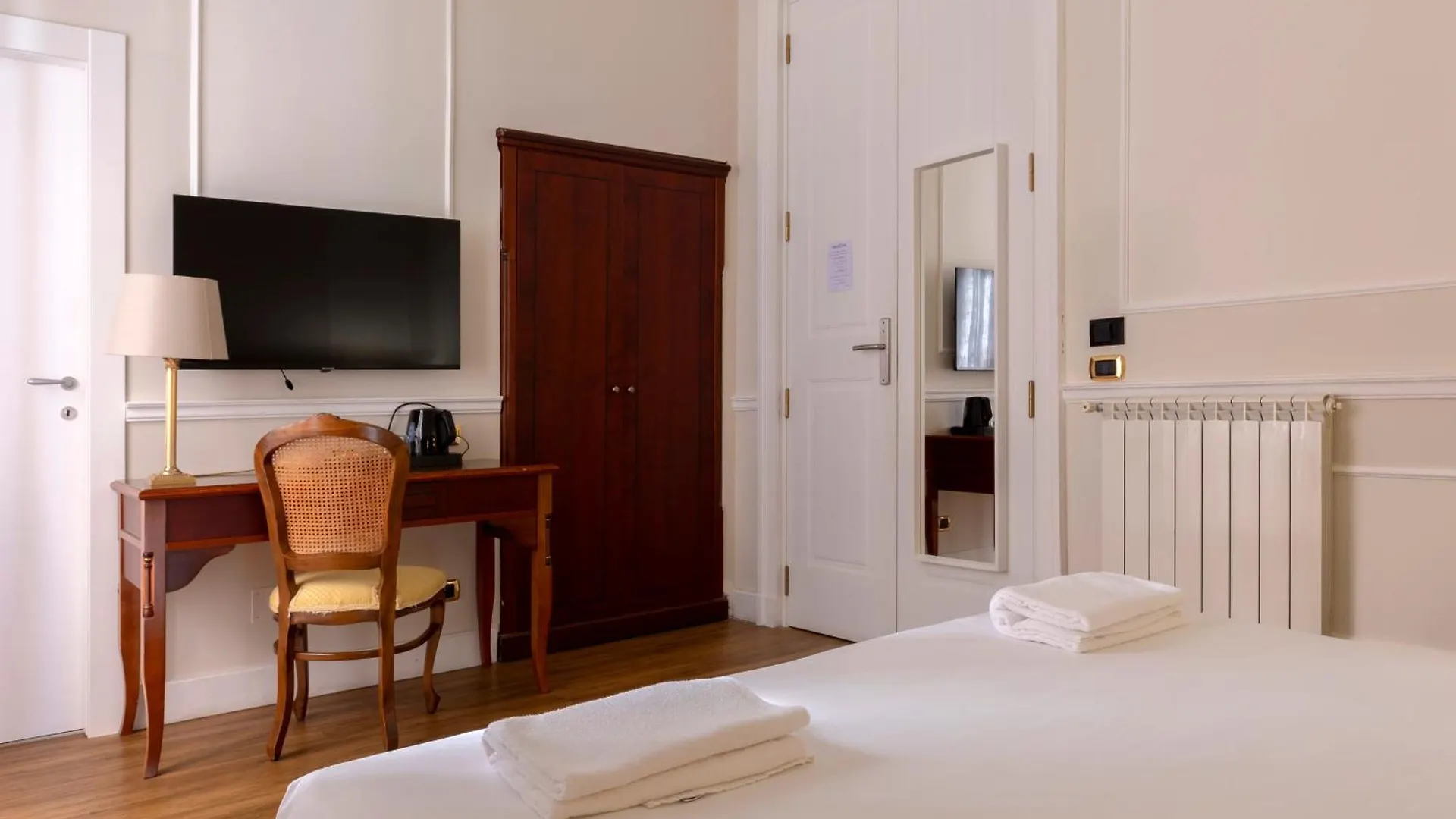 Napolit'Amo Hotel Principe 3*, Naples